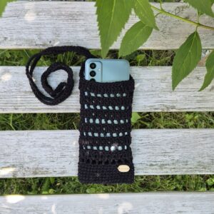Etui na telefon, mini torebka wykonane na szydełku - czarny
